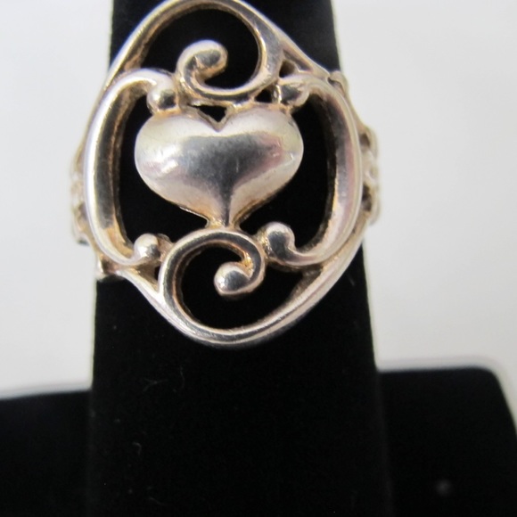 Vintage Jewelry - Sterling silver center heart ring